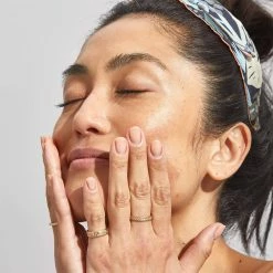 Impossible Glow Concentré Eclat Illuminateur Or Rose 12 Impossible Glow Concentré Eclat Illuminateur Or Rose -L:A Bruket Soldes 03 22 Encart Inspi rose Impossible Glow Pai Skincare TINY