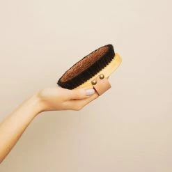 The Ionic Dry Brush Brosse Corps Ionique 16 The Ionic Dry Brush Brosse Corps Ionique -L:A Bruket Soldes 07 2021 Ruhi encart inspiration Ionic Brush3TINY