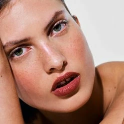 Le Velours Crème à Lèvres 17 Le Velours Crème à Lèvres -L:A Bruket Soldes 5Velours Carre