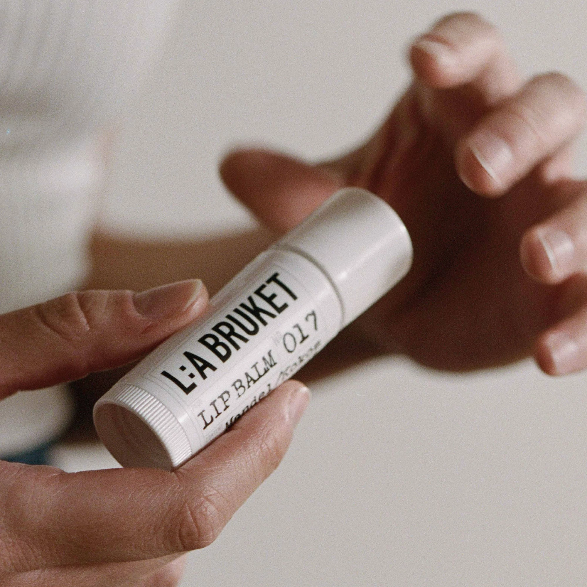 L:A Bruket Lip Balm Baume à Lèvres Protecteur 017 4 L:A Bruket Lip Balm Baume à Lèvres Protecteur 017 – Image 2