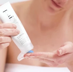 Resurrection Girl Hydrating Mask Masque Hydratant -L:A Bruket Soldes Visuel Video Resurrection Girl Mask Pai 1