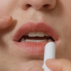 Baume à Lèvres Teinté 38 Baume à Lèvres Teinté -L:A Bruket Soldes vignette mathilde bordeaux