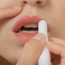 Baume à Lèvres Teinté 39 Baume à Lèvres Teinté -L:A Bruket Soldes vignette rouge mathilde